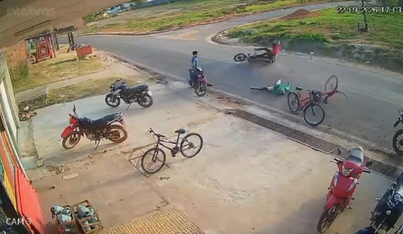 A colisão foi tão forte que tanto o homem que empurrava a bicicleta e o motociclista ficaram feridos