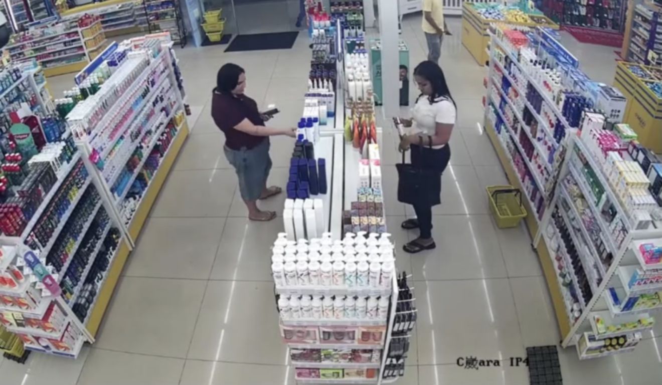 Câmeras registraram a mulher se passando por cliente para furtar os produtos da farmácia