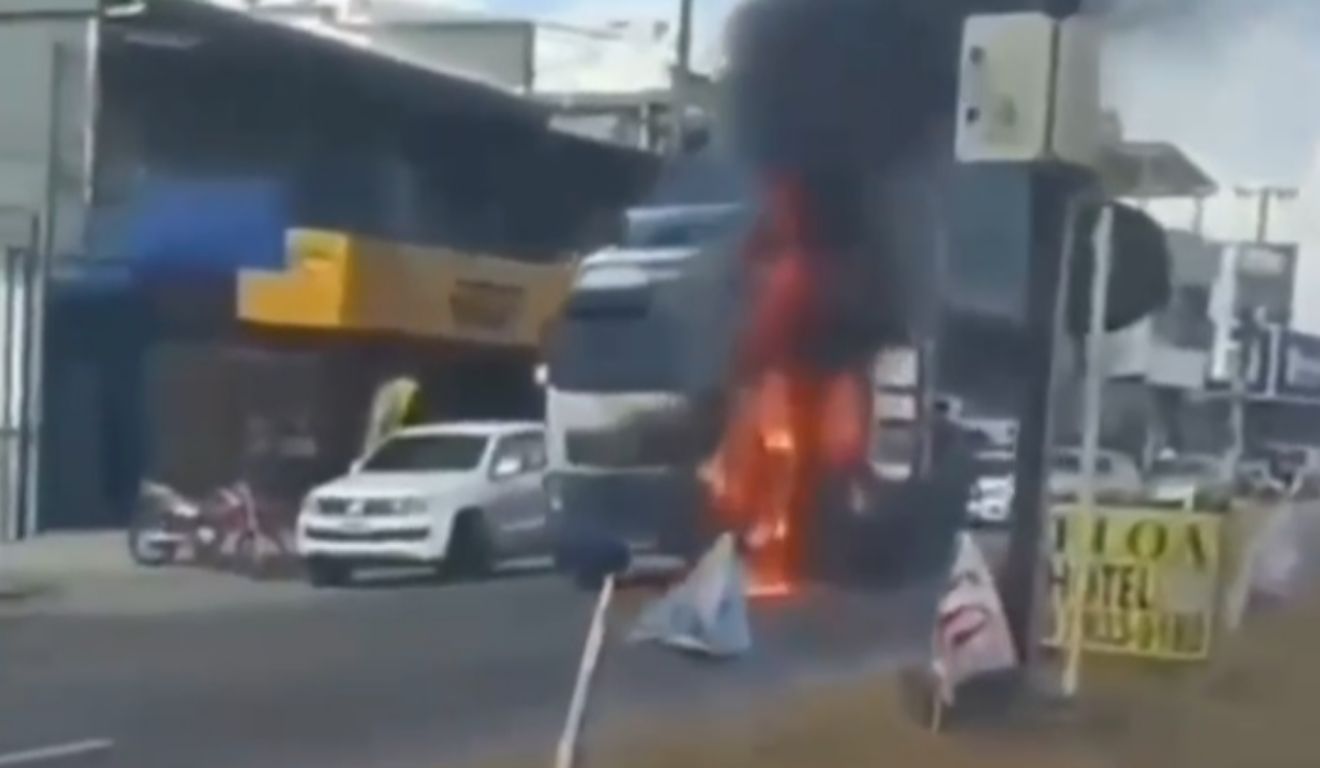 A carreta pegou fogo em trecho movimentado da BR-316, em Castanhal