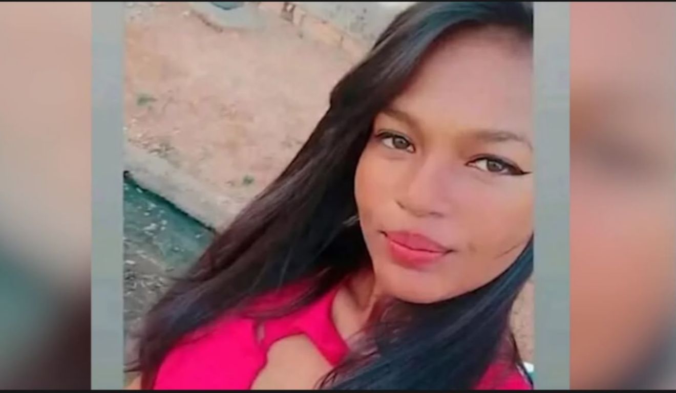 A mulher estava entre família e amigos, quando decidiu mergulhar no rio