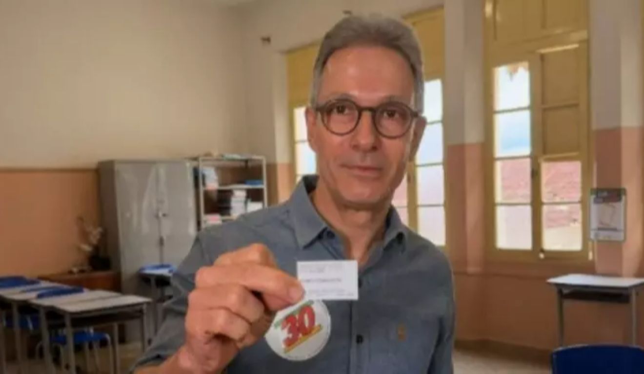 O candidato do Novo disse que não sabia que era proibido levar o celular para cabine