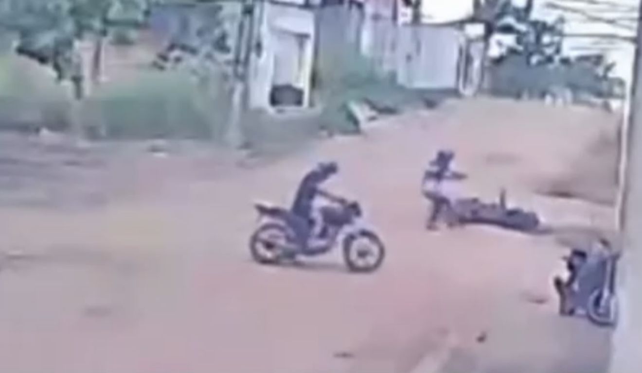 O homem foi executado em plena luz do dia e ainda teve a motocicleta levada pelos suspeitos