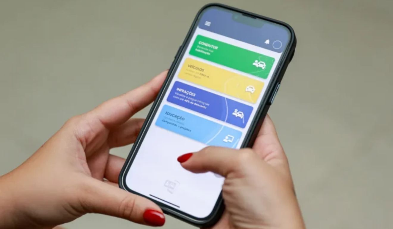 O condutor infrator irá receber a multa direto no celular