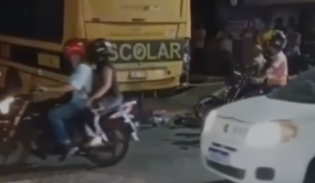 A mulher colidiu a bicicleta na traseira do ônibus escolar e não resistiu