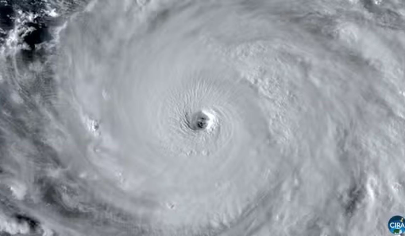 A imagem mostra a transformação do tufão em supertufão que alcançou quase 296 km/h