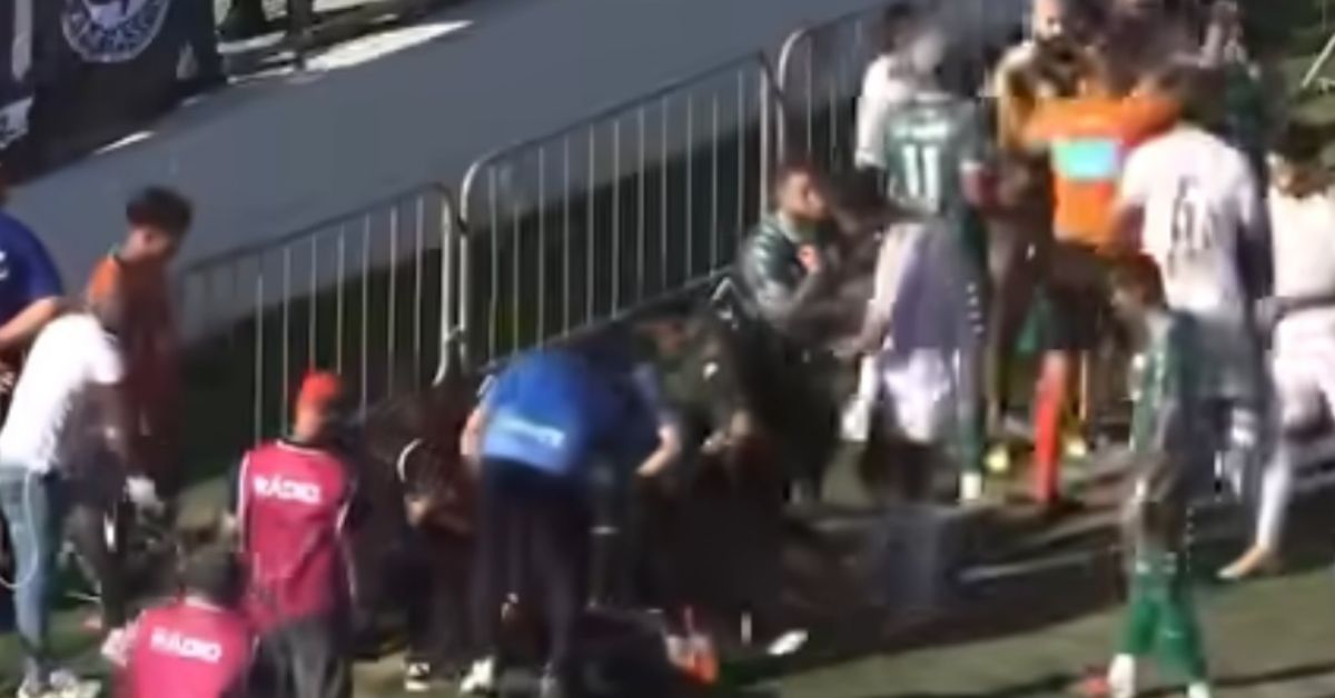 A repórter ficou caída no chão enquanto recebia atendimento.