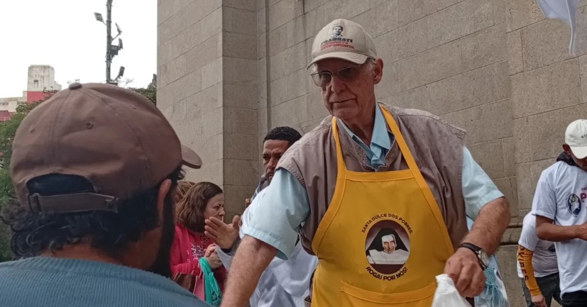 Padre Júlio Lancellotti é conhecido pela atuação em defesa da população em situação de rua em São Paulo