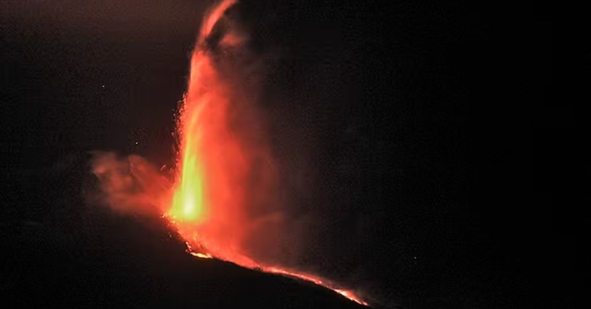 Monte Etna, na Sicília, está em atividade desde julho e atrai turistas que acompanham a erupção