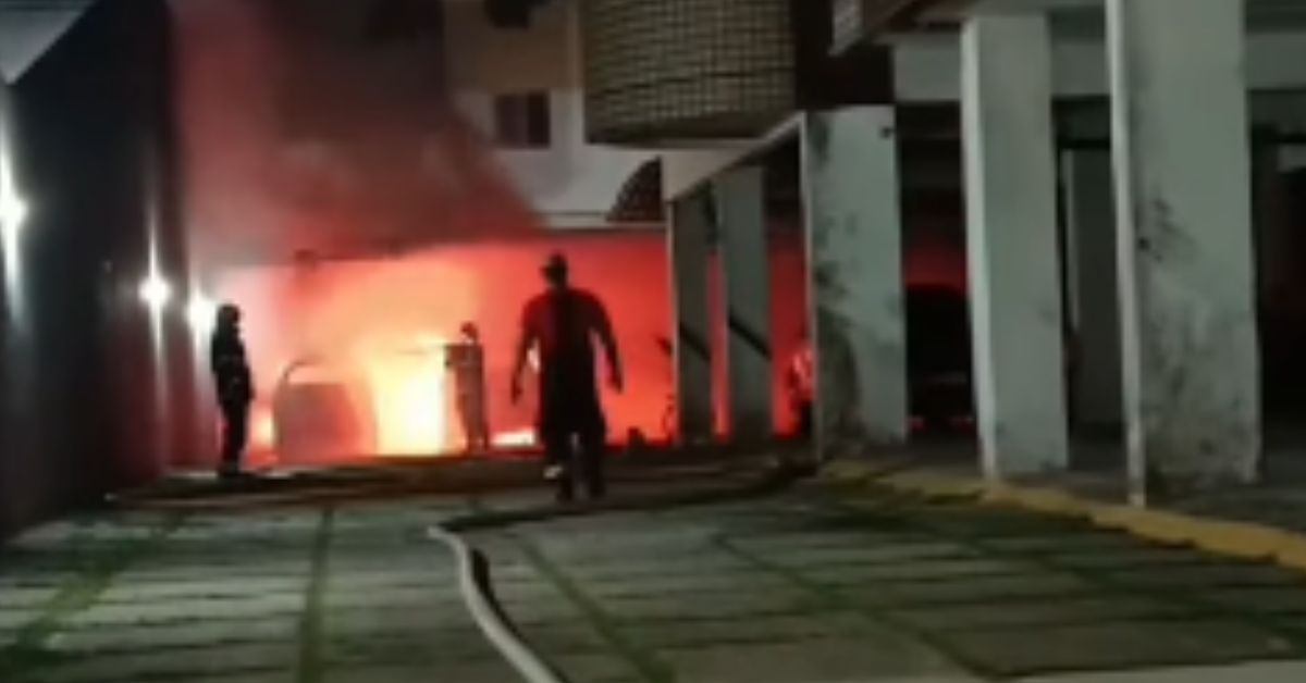 Chamas atingiram carros estacionados em edifício na avenida Lomas Valentinas, em Belém.