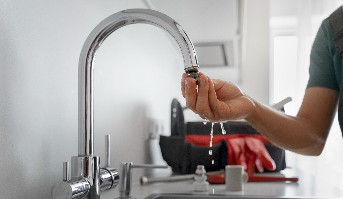 Desgaste do reparo interno está entre as causas mais comuns de torneiras pingando.