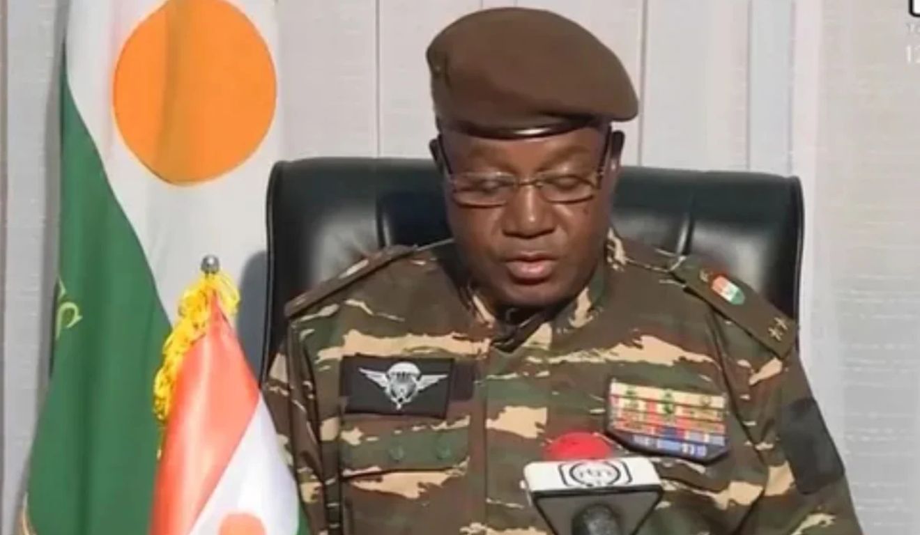 Soldados durante operação de segurança em Niamey, capital do Níger, após registros de tiroteios e explosões.