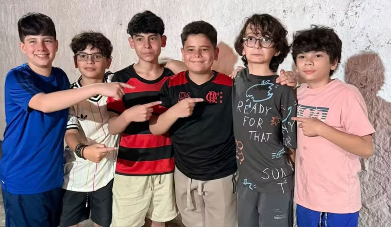 Lucas se emociona ao reencontrar os amigos após sete meses separados.