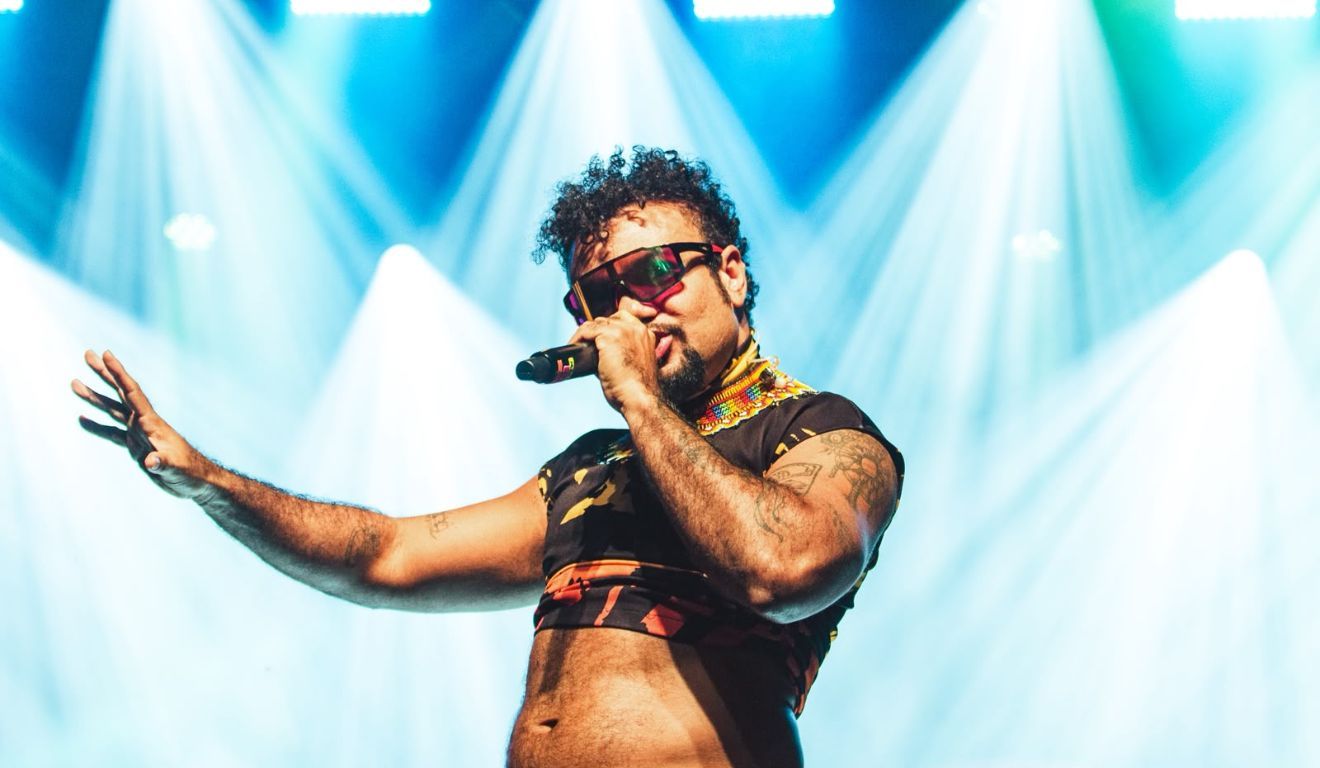 O artista Jeff Moraes apresenta o espetáculo “Príncipe Negro – Uma Realeza Amazônica”, que reúne música, teatro, dança e tecnologia em Belém.