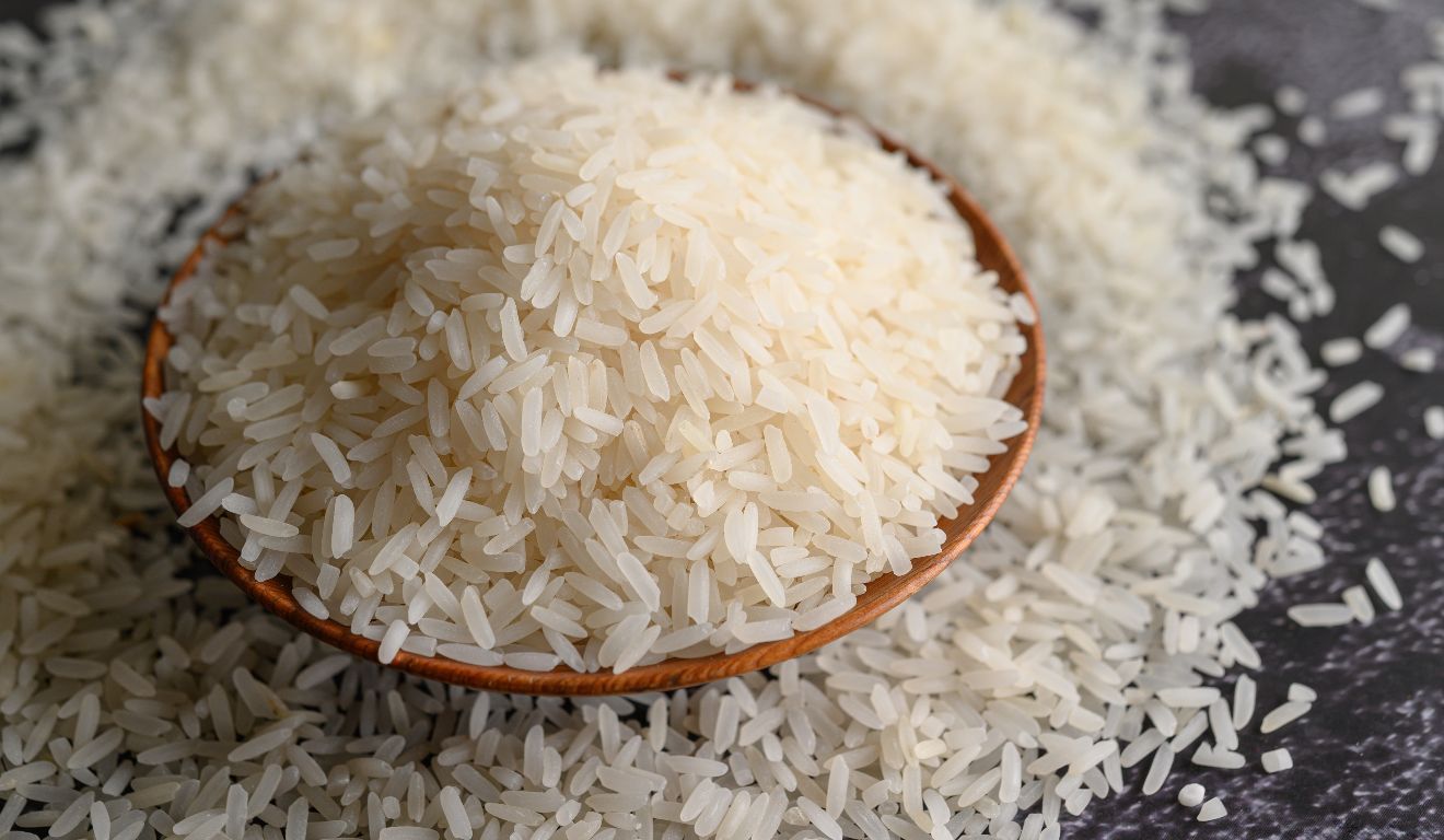 Lavar o arroz antes do cozimento pode alterar a textura do prato; entenda quando o procedimento é indicado.