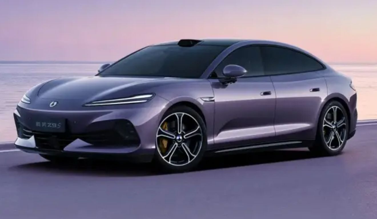 Denza Z9S é o novo sedã elétrico de luxo da BYD e terá versão com três motores e até 1.209 cv de potência.