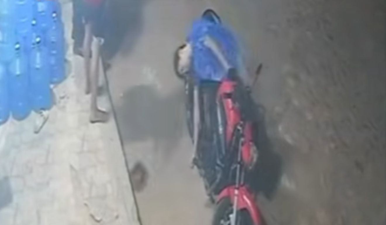 Câmera de segurança registrou o momento em que a mulher arremessa a pedra contra um dos suspeitos durante o assalto.