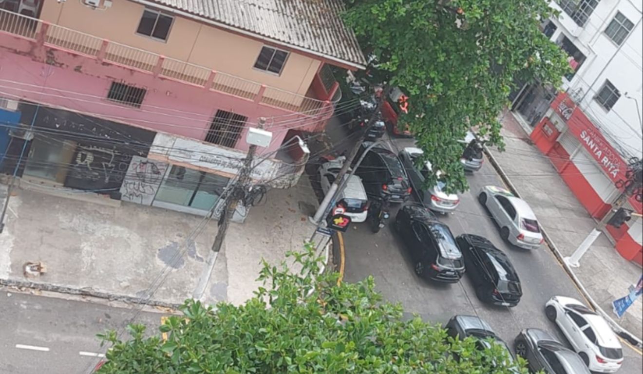 Árvore caiu sobre carro na avenida Alcindo Cacela, próximo à José Malcher, em Belém.
