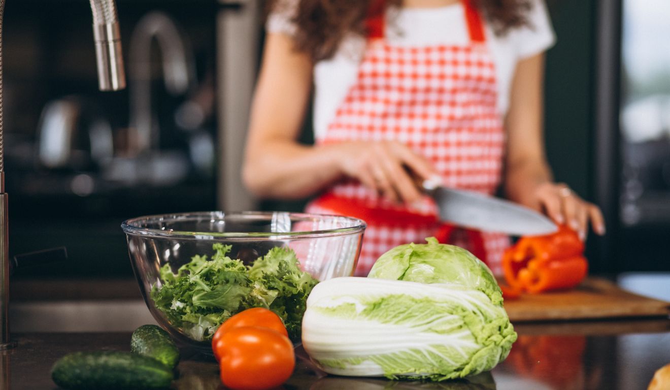 Saladas e sopas preparadas com vegetais podem fazer parte de uma alimentação equilibrada.