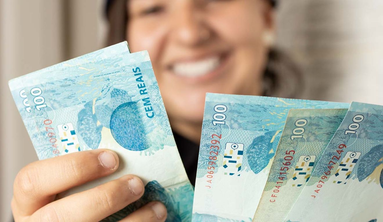 Trabalhadores com carteira assinada têm direito ao pagamento do 13º salário; primeira parcela deve ser paga até 30 de novembro.