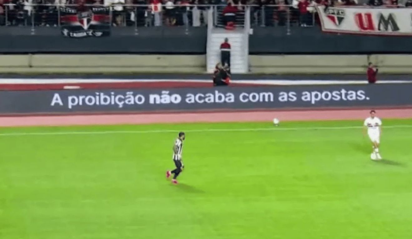 Placas de publicidade dos estádios devem exibir mensagens contra a proibição das bets durante a 29ª rodada do Brasileirão.