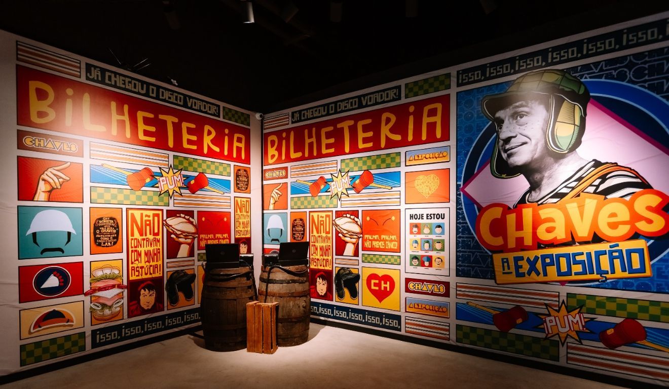 “Chaves: A Exposição” reúne cenários da Vila e personagens que marcaram gerações; crianças de até 12 anos terão entrada gratuita durante o feriado.