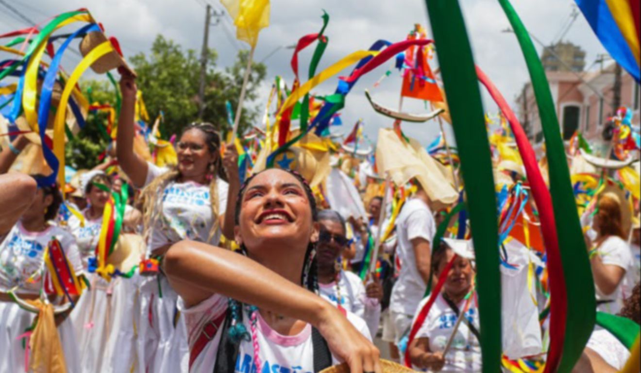 Arrastão do Círio reúne música, dança e tradição pelas ruas do centro histórico de Belém.