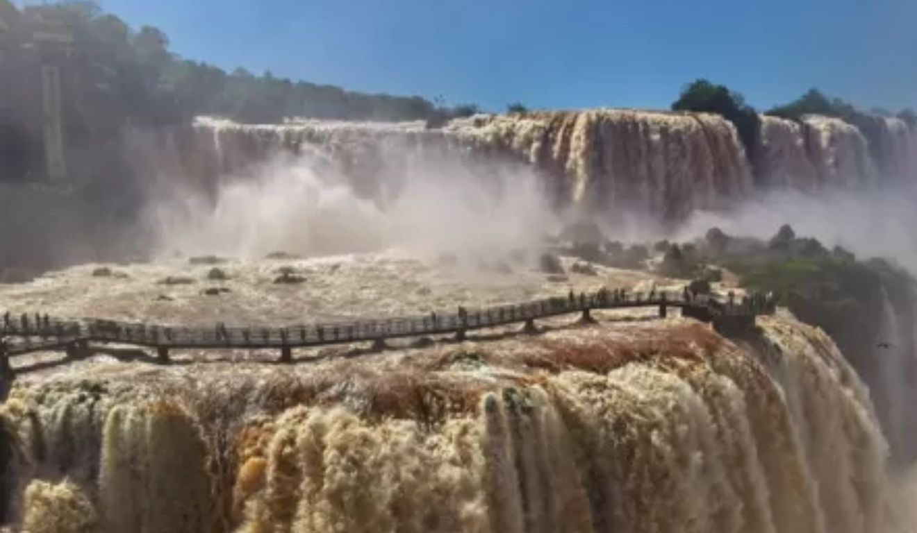 Aumento da vazão do Rio Iguaçu levou à interdição preventiva da passarela e de trilhas nas Cataratas do Iguaçu, no Paraná.
