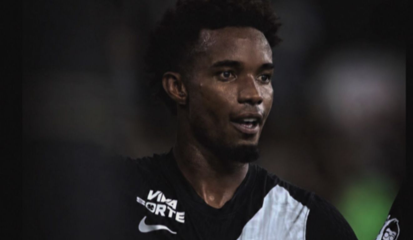 Thiago Mendes, volante do Vasco, pediu desculpas após compartilhar montagem que provocou o Boca Juniors e receber ataques racistas nas redes sociais.