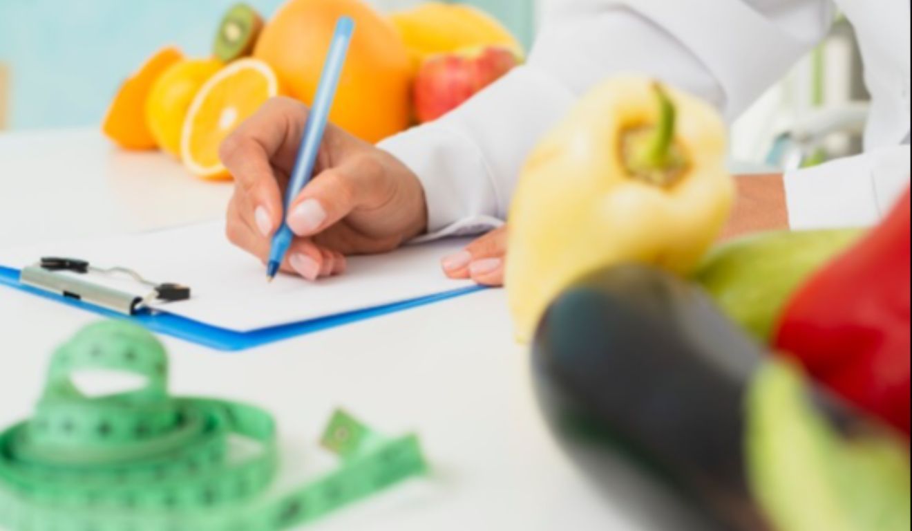 Este ano, o tema apresentado: "Conexão no cuidado: A nutrição integrando saberes para um atendimento seguro e humanizado", traz a necessidade de se integrar assuntos fundamentais na área, especificamente no ambiente hospitalar