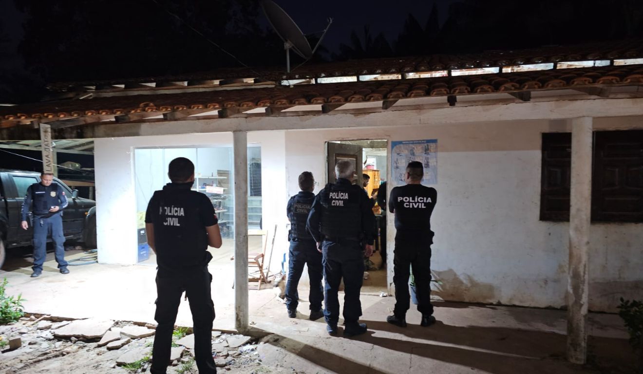 Os agentes atuaram no cumprimento de mais de 100 mandados expedidos pela Justiça e apreenderam diversos objetos e pertences, como veículos, celulares, armas caseiras, simulacros de arma de fogo, joias, documentos, além da apreensão de mais de R$ 10 mil em espécie.