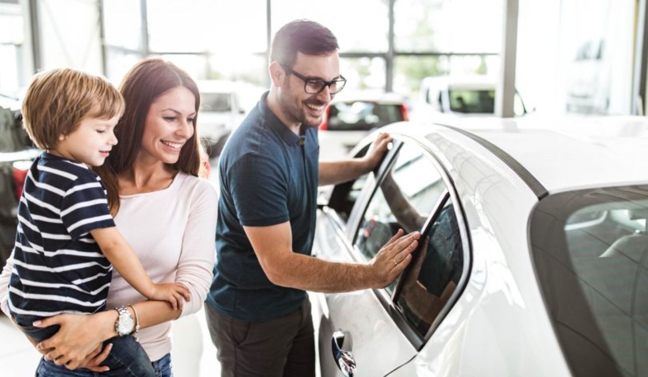 Ao comprar um carro novo, o consumidor pode escolher praticamente todos os detalhes, como versão, cor e equipamentos. No mercado de usados, porém, a realidade é diferente.
