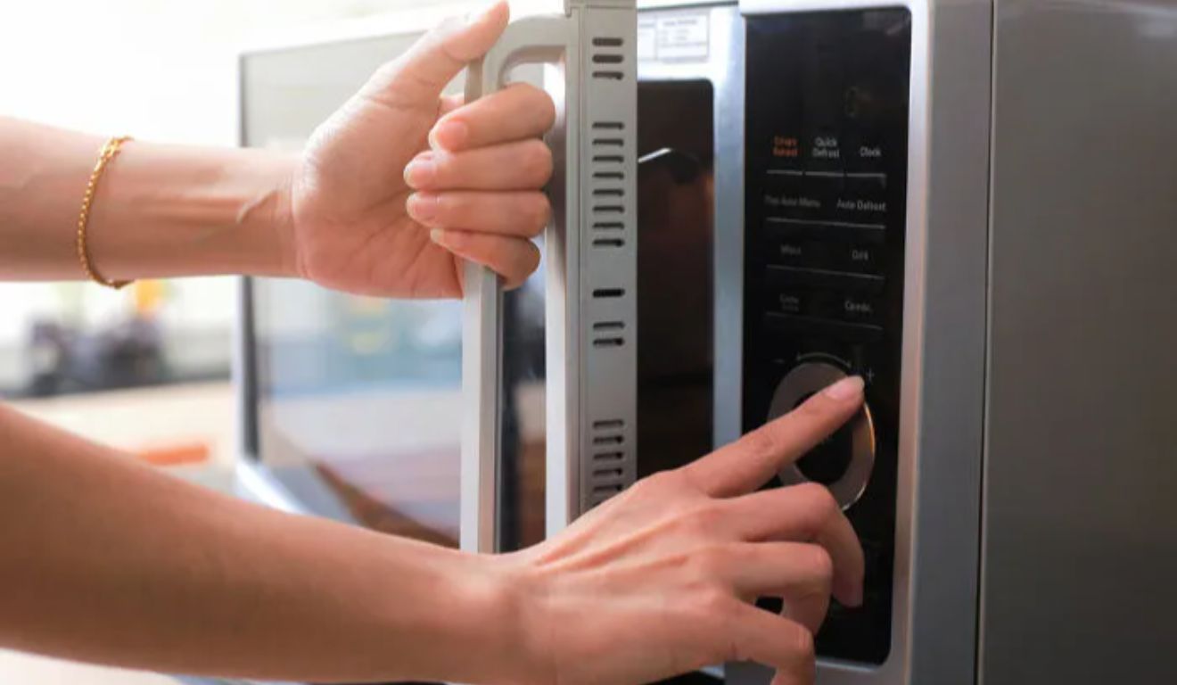 A gordura e os respingos de molho acumulados nas paredes internas do micro-ondas podem ser difíceis de remover apenas com um pano seco ou produtos de limpeza convencionais.