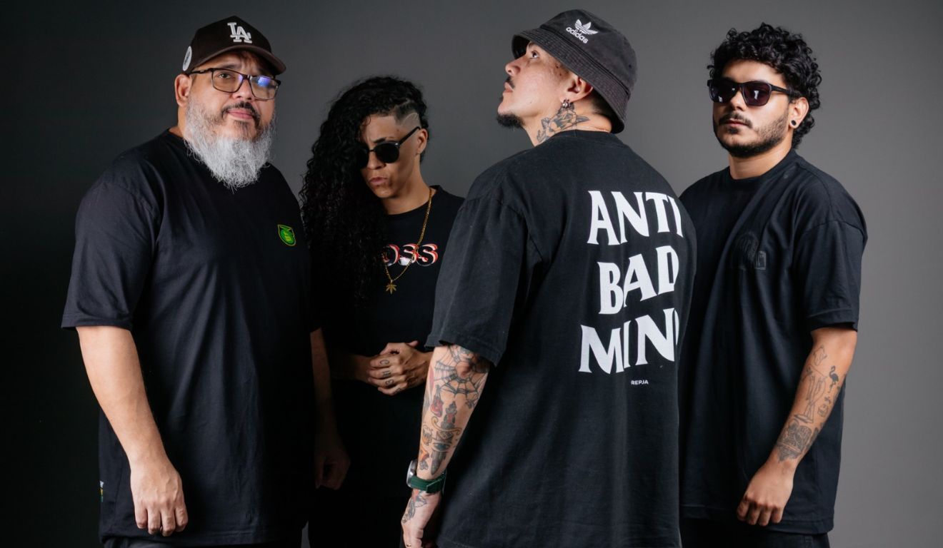 O gênero jamaicano funciona como base para uma sonoridade atravessada pelo brega, carimbó e guitarrada, além de referências de MPB, hip hop, samba e rock que fizeram parte da experiência musical dos integrantes em Belém
