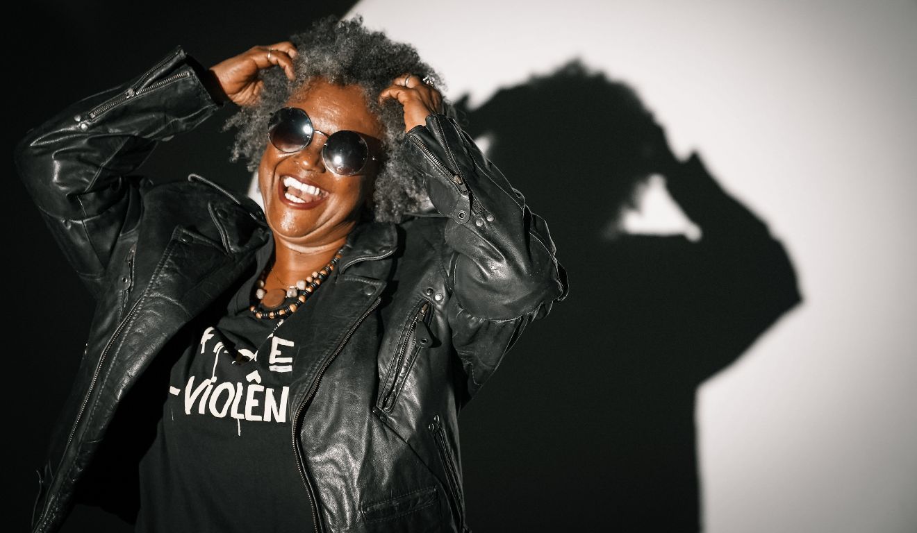 A cantora reviverá os grandes sucessos da carreira ao lado de Arthur Espíndola e passeia pelas músicas que marcaram época.