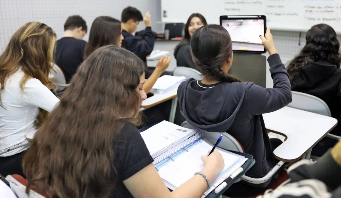 Os estudantes do ensino médio da Educação de Jovens e Adultos (EJA) também têm direito ao pagamento, referente à aprovação nos ciclos de formação e à conclusão do ensino médio.