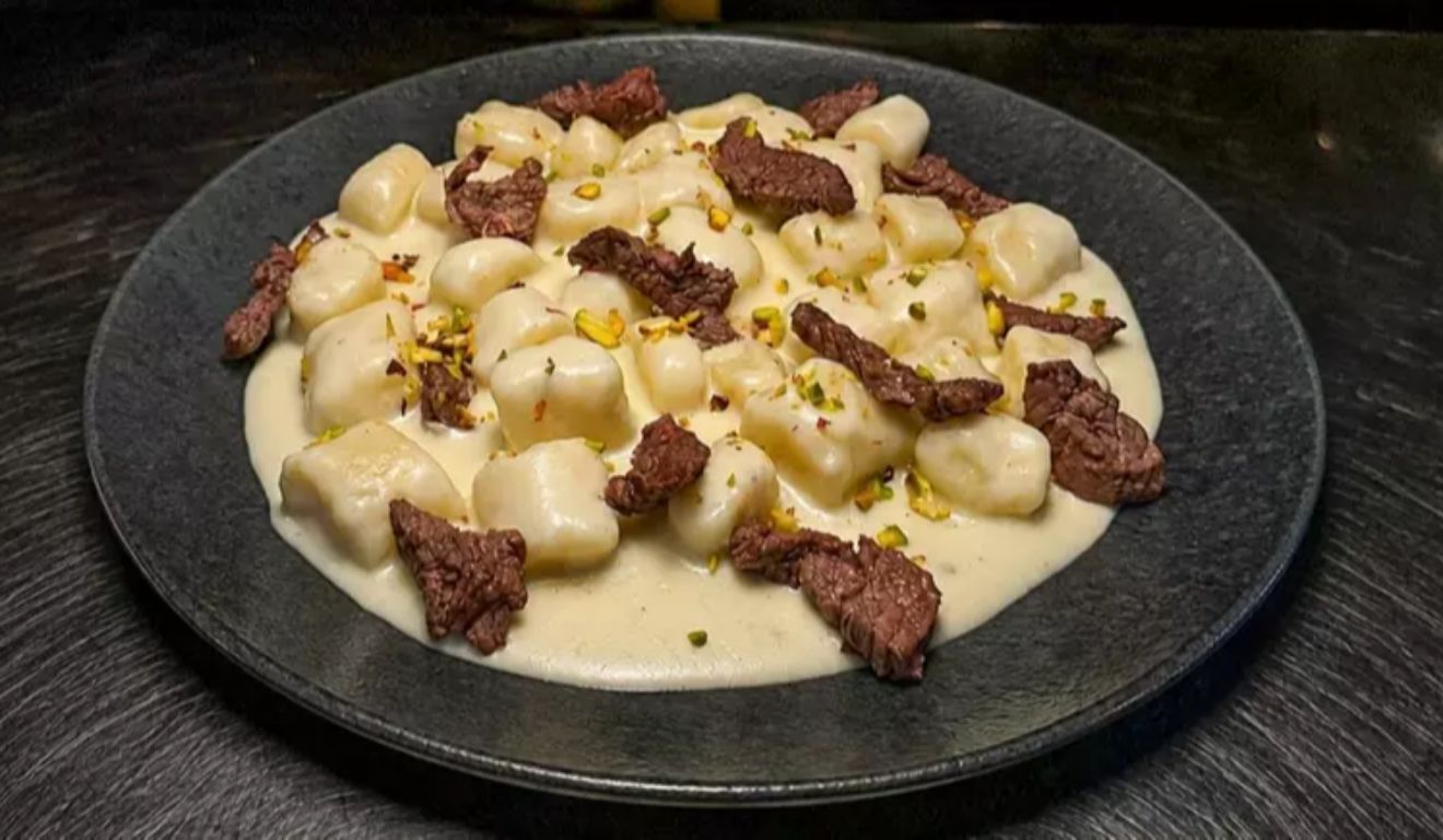 O costume envolve colocar uma moeda ou cédula embaixo do prato e comer os primeiros sete pedaços enquanto mentaliza desejos de abundância