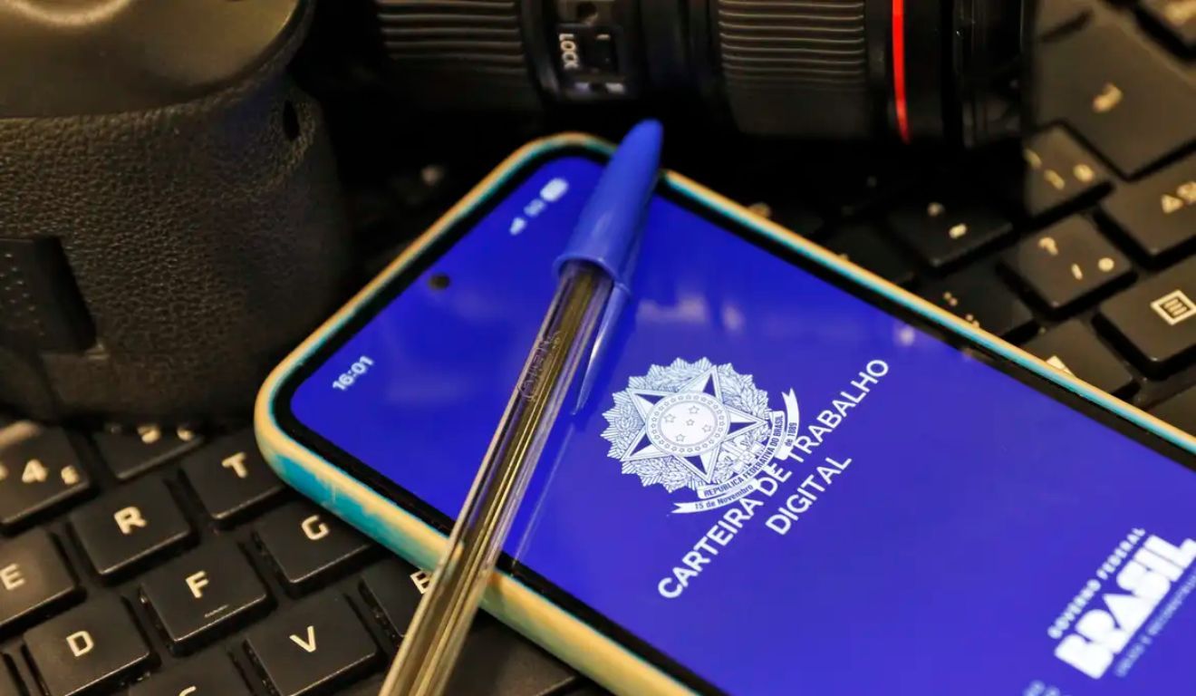Ao longo do primeiro semestre, as taxas de desemprego permaneceram abaixo dos níveis registrados no mesmo período de 2025.