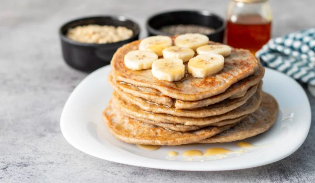 Segundo a nutricionista Juliana Andrade, a banana é fonte de carboidratos, potássio e vitamina B6, enquanto a aveia contém fibras, especialmente a beta-glucana, associada à saciedade e à saúde intestinal.