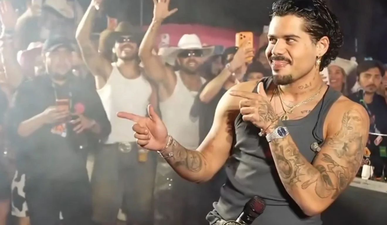 Ao ver o deboche envolvendo o atual relacionamento da ex-namorada, Zé Felipe paralisou a apresentação e xingou o fã.