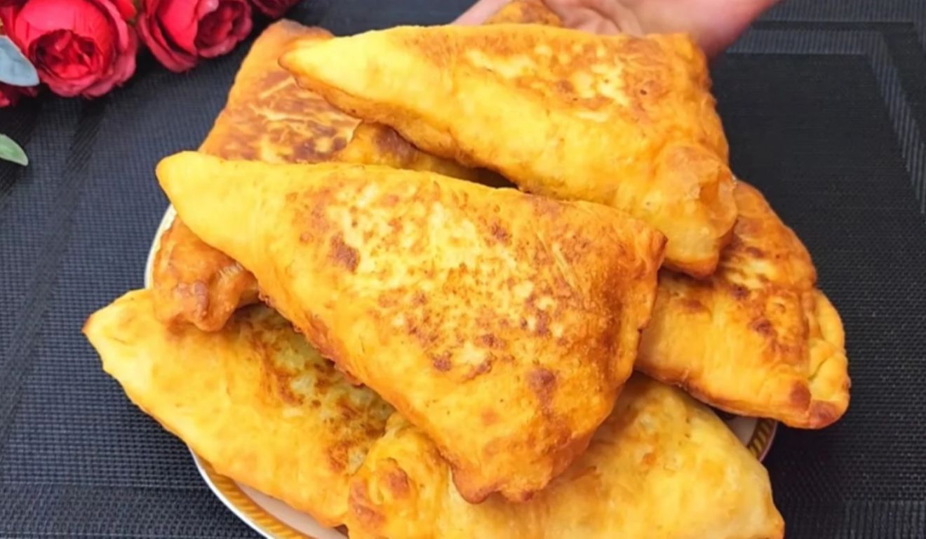 O pastelzinho de batata tem uma massa macia e saborosa, leva queijo no recheio e pode ser servido tanto no lanche da tarde quanto no jantar.