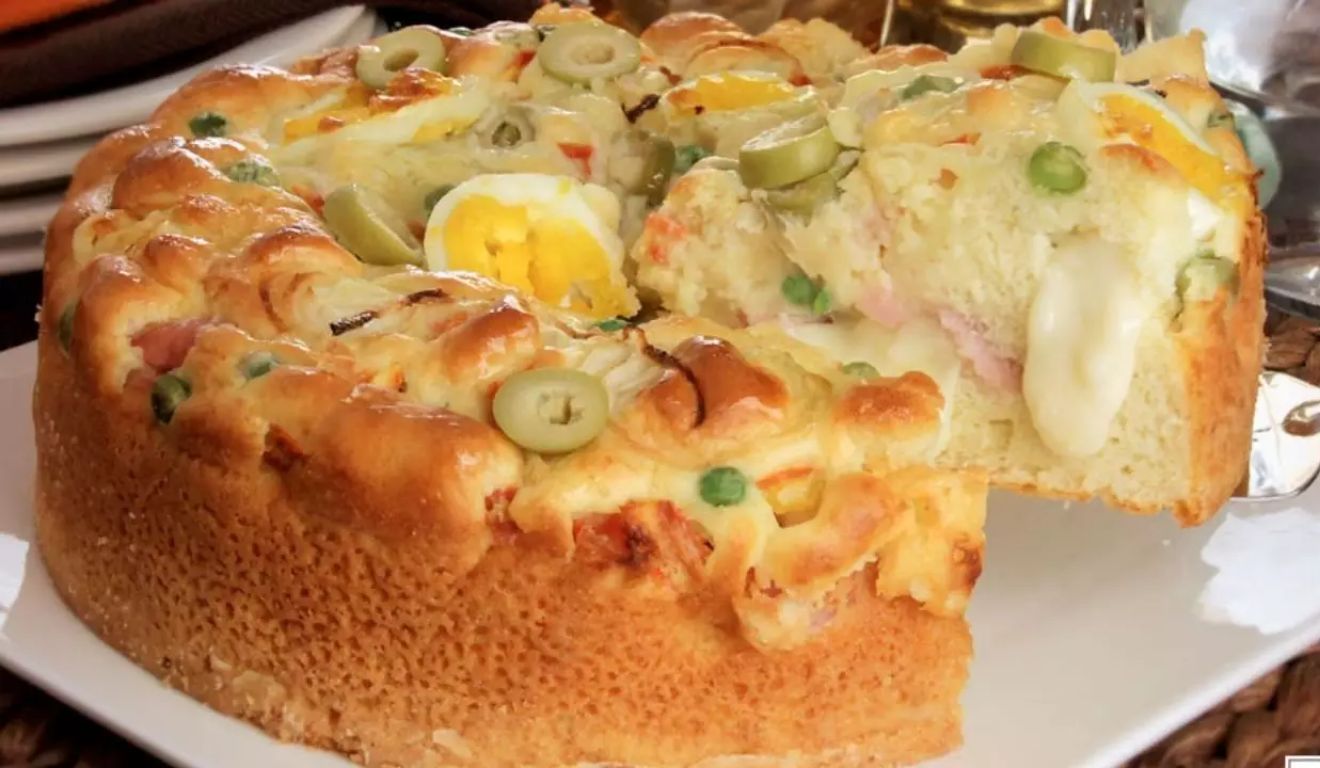 A massa é feita de maneira bem simples e no liquidificador, o que torna o preparo bem mais acessível e prático
