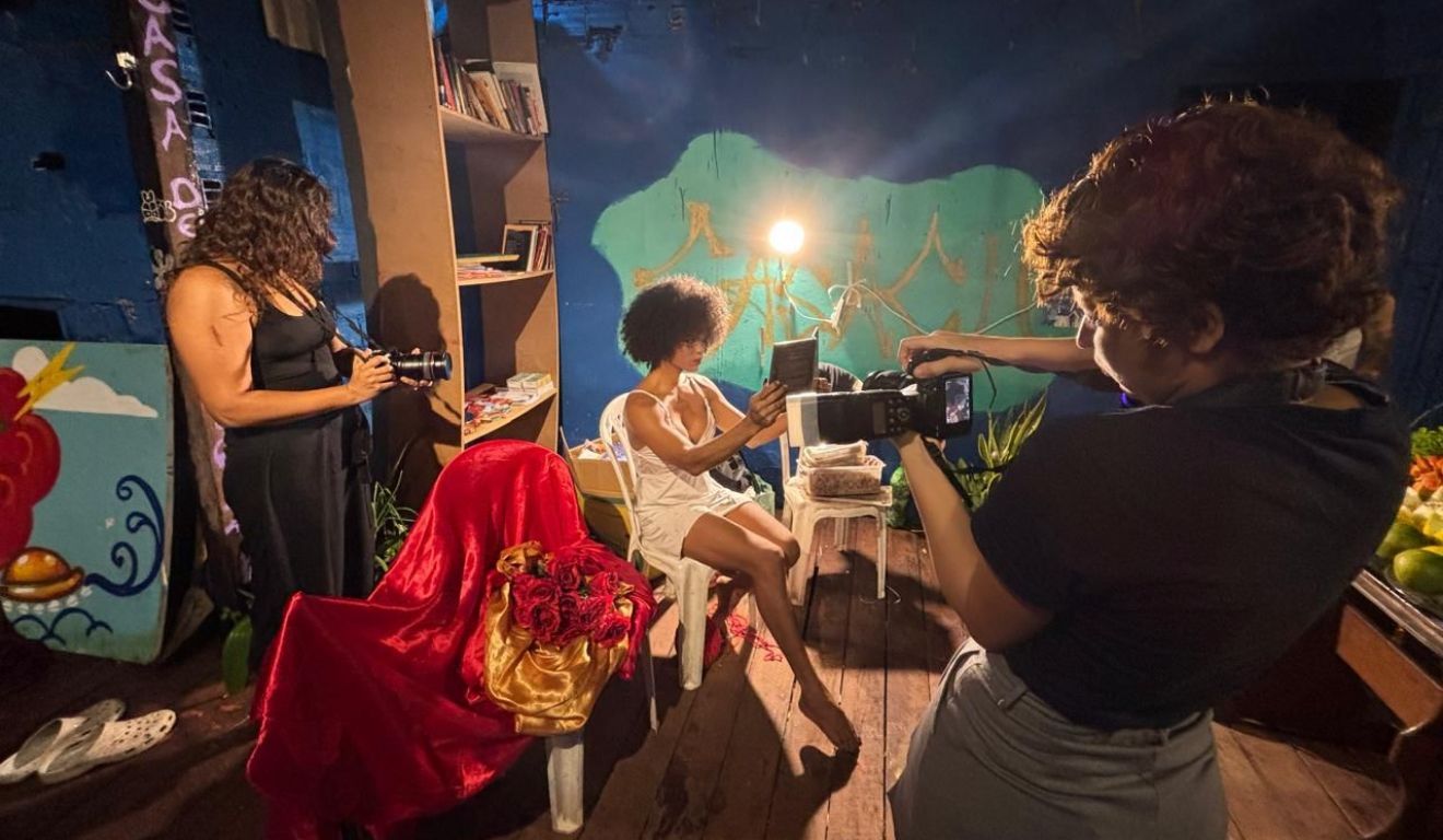 O projeto nasceu de uma expedição fotográfica que percorreu diferentes espaços, como bairros, ilhas, praias, praças, ateliês e bosques, escolhidos a partir das experiências e dos universos de cada uma delas.