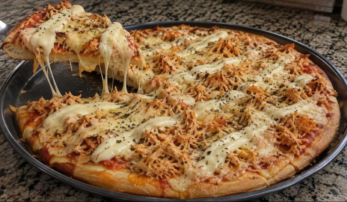 O frango bem temperado combina com a muçarela derretida, enquanto o requeijão garante uma textura mais cremosa e deixa a pizza ainda mais irresistível