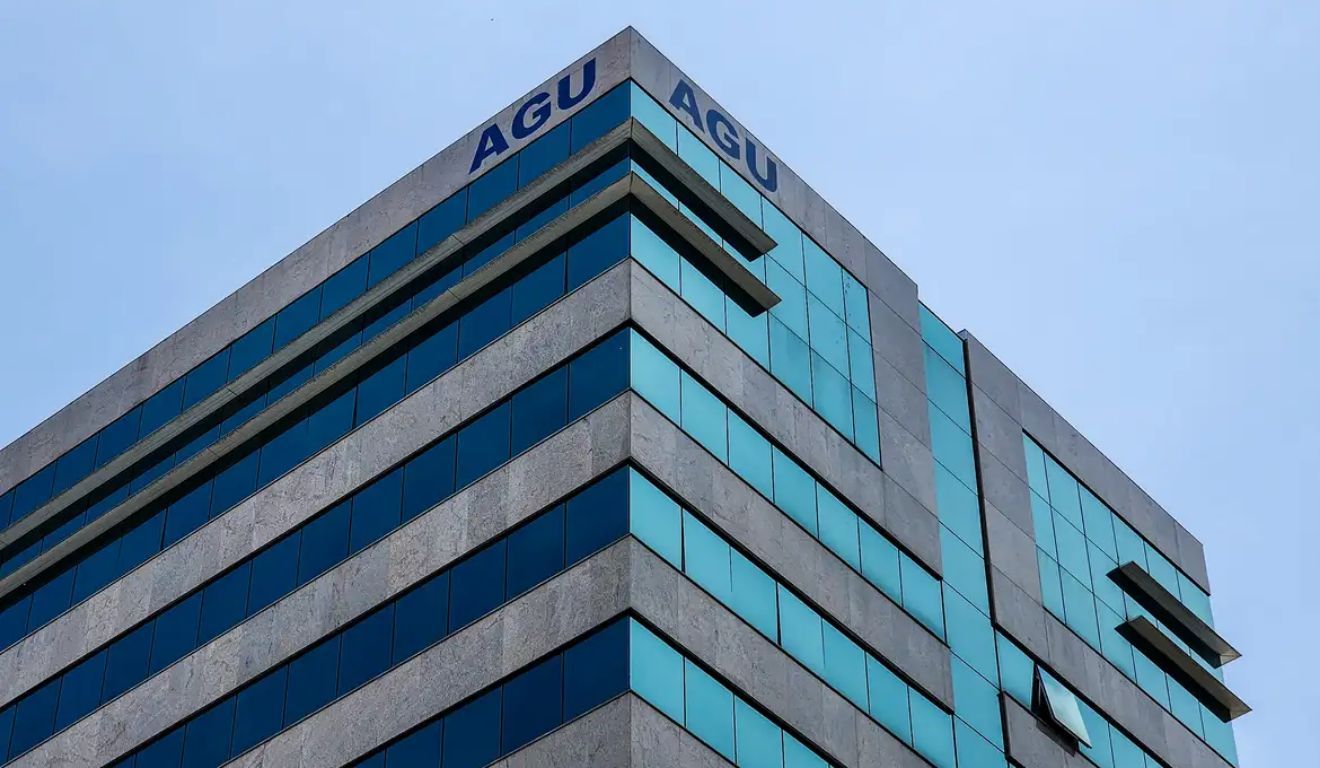 A AGU notificou o Google, responsável pela plataforma, para que remova as contas e alerte usuários sobre disseminação de informações falsas.