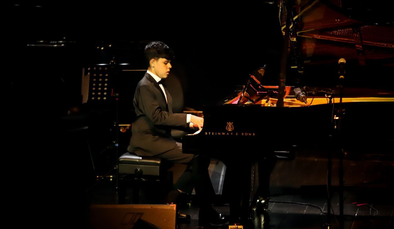 Andres Costa iniciou a trajetória musical aos 10 anos de idade, aprendendo sozinho a tocar o instrumento