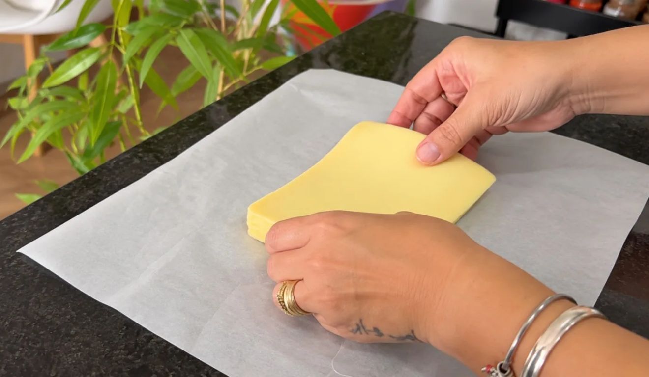 Diferentemente do plástico-filme, o material não cria uma barreira completamente fechada em torno do alimento, permitindo uma maior troca de ar.