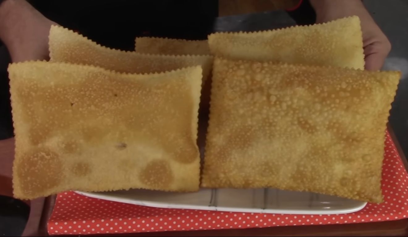 No canal do YouTube do criador Wedersilva, é possível acompanhar o passo a passo para preparar um pastel crocante, sequinho e saboroso.