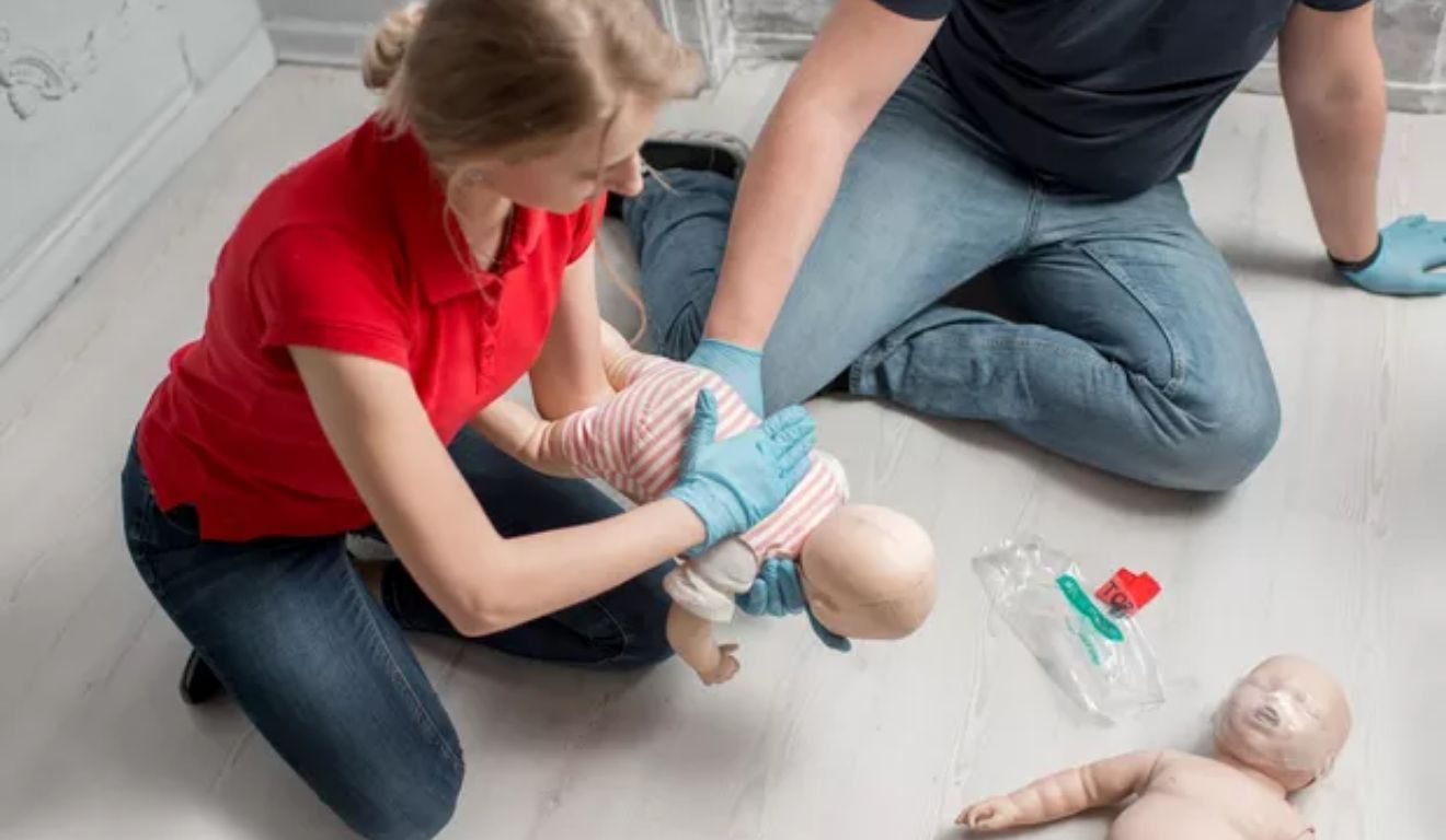 Em uma situação de engasgo, o bebê deve ser posicionado de barriga para baixo, apoiado de forma segura, com a cabeça mais baixa que o restante do corpo.