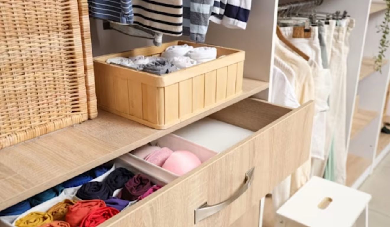Manter a organização do espaço e seguir algumas dicas, garante que as roupas fiquem cheirosas por mais tempo.