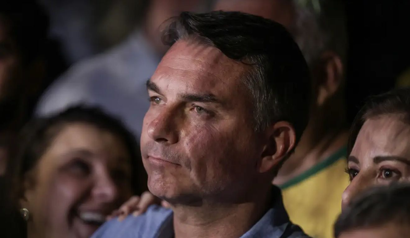 Além de suspender a distribuição gratuita, a Justiça Eleitoral ordenou a retirada imediata de tendas, banners, faixas, cartazes e outros materiais de campanha instalados no posto.